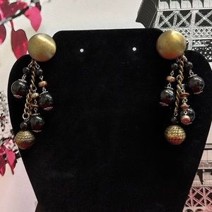 Long earrings with black and gold balls